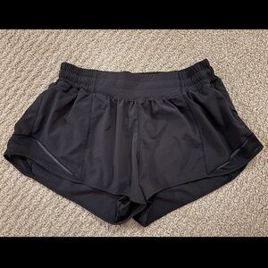 lululemon Hotty Hot Low-Rise Lined Short 2.5" (Size: 4)